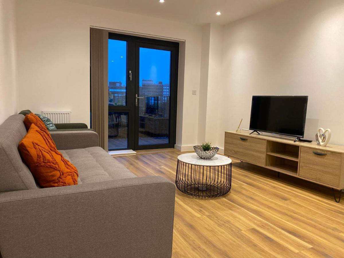 Triple T Homes Cosy 2 Bedroom Apartment With Balcony イルフォード エクステリア 写真