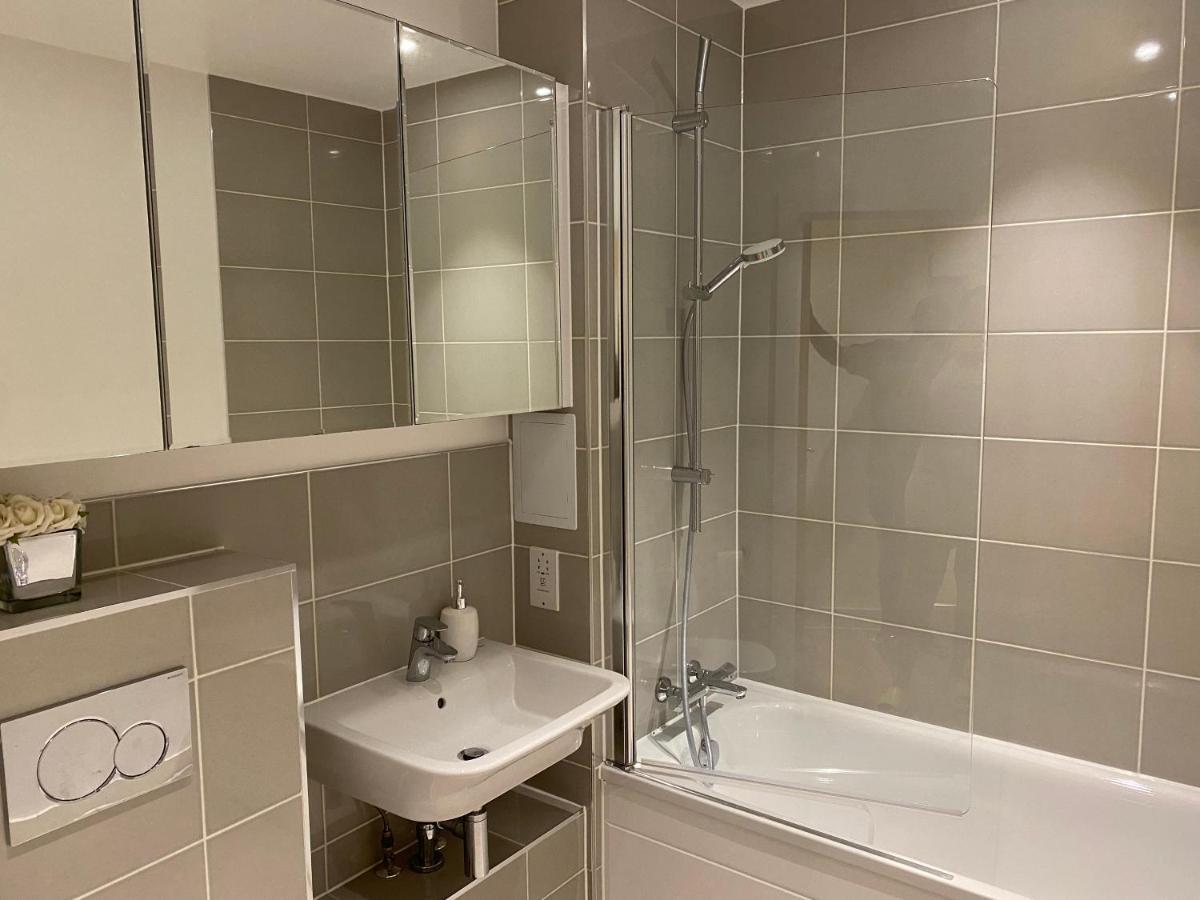 Triple T Homes Cosy 2 Bedroom Apartment With Balcony イルフォード エクステリア 写真