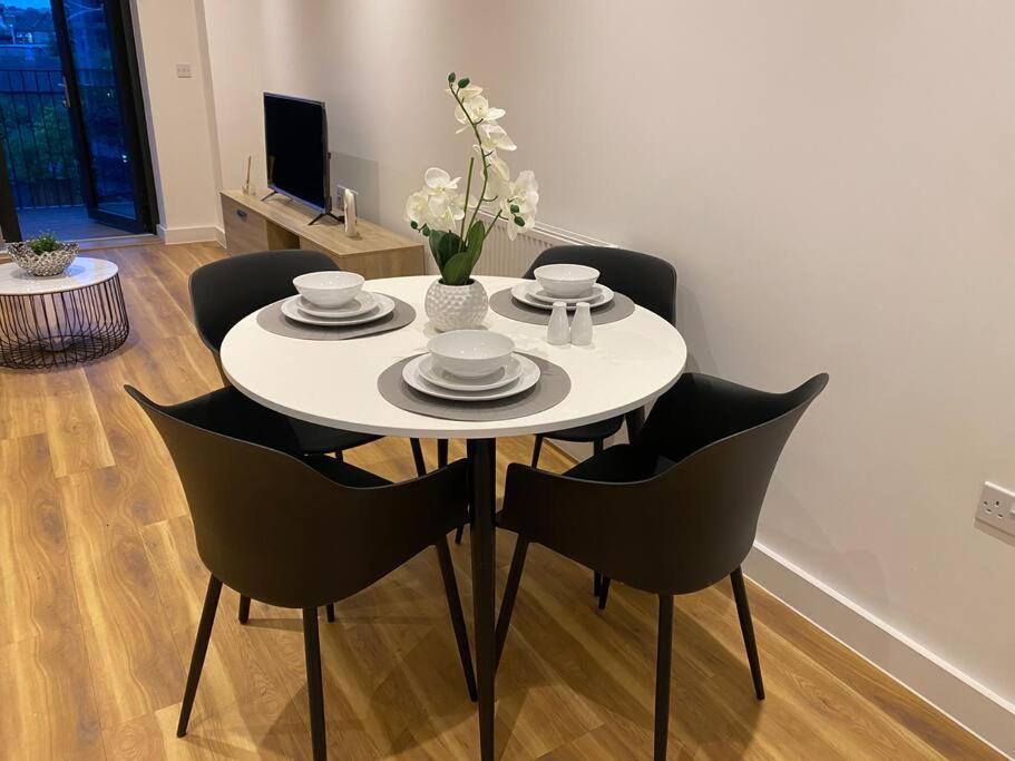 Triple T Homes Cosy 2 Bedroom Apartment With Balcony イルフォード エクステリア 写真